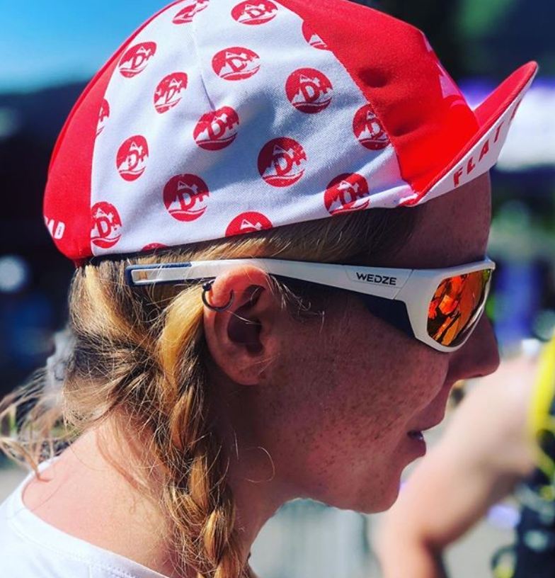 Casquette D+ portée sur les sentiers