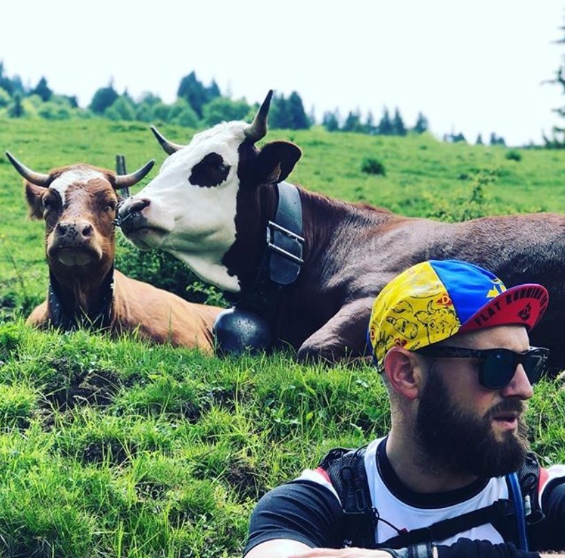 Casquette D+ portée sur les sentiers